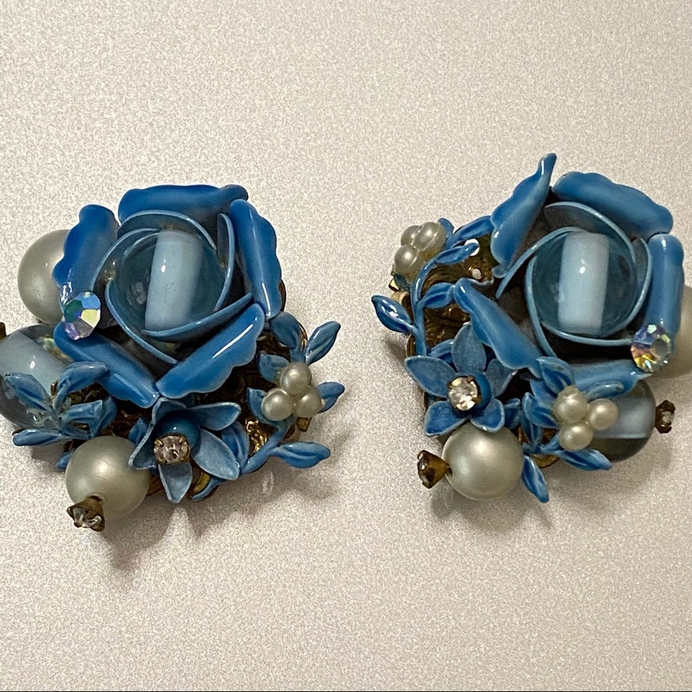 Vintage Mid-Century Enamel, Rhinestones & Pearl Blue Flower Clip On Earrings - Picture 6 of 11